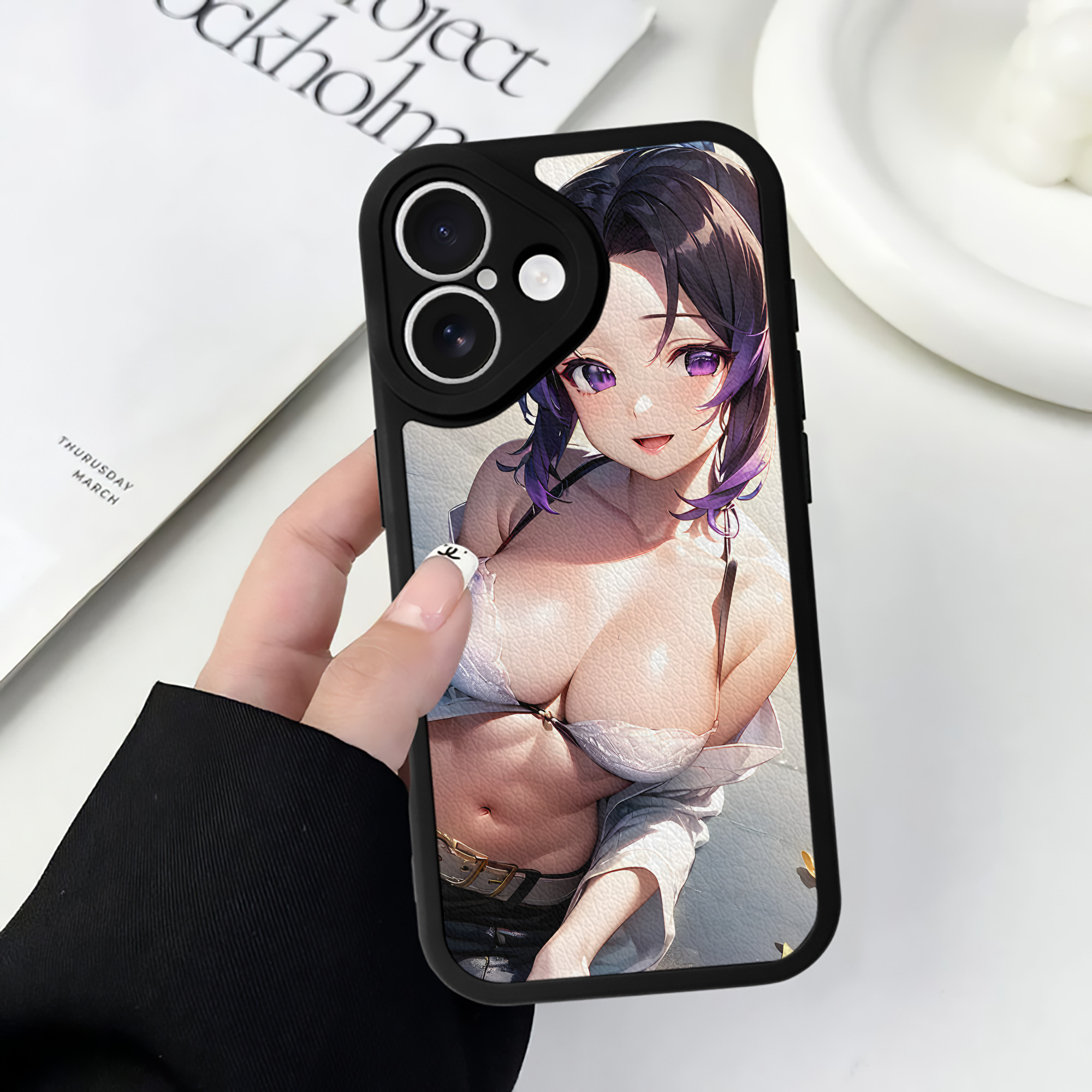 （画像用） 鬼滅の刃（きめつのやいば）蟲柱-胡蝶 しのぶ／こちょう しのぶ Kochou Shinobu 【iPhone 16シリーズ対応】シリコンスマホケース（レザー調） 材質：シリコン